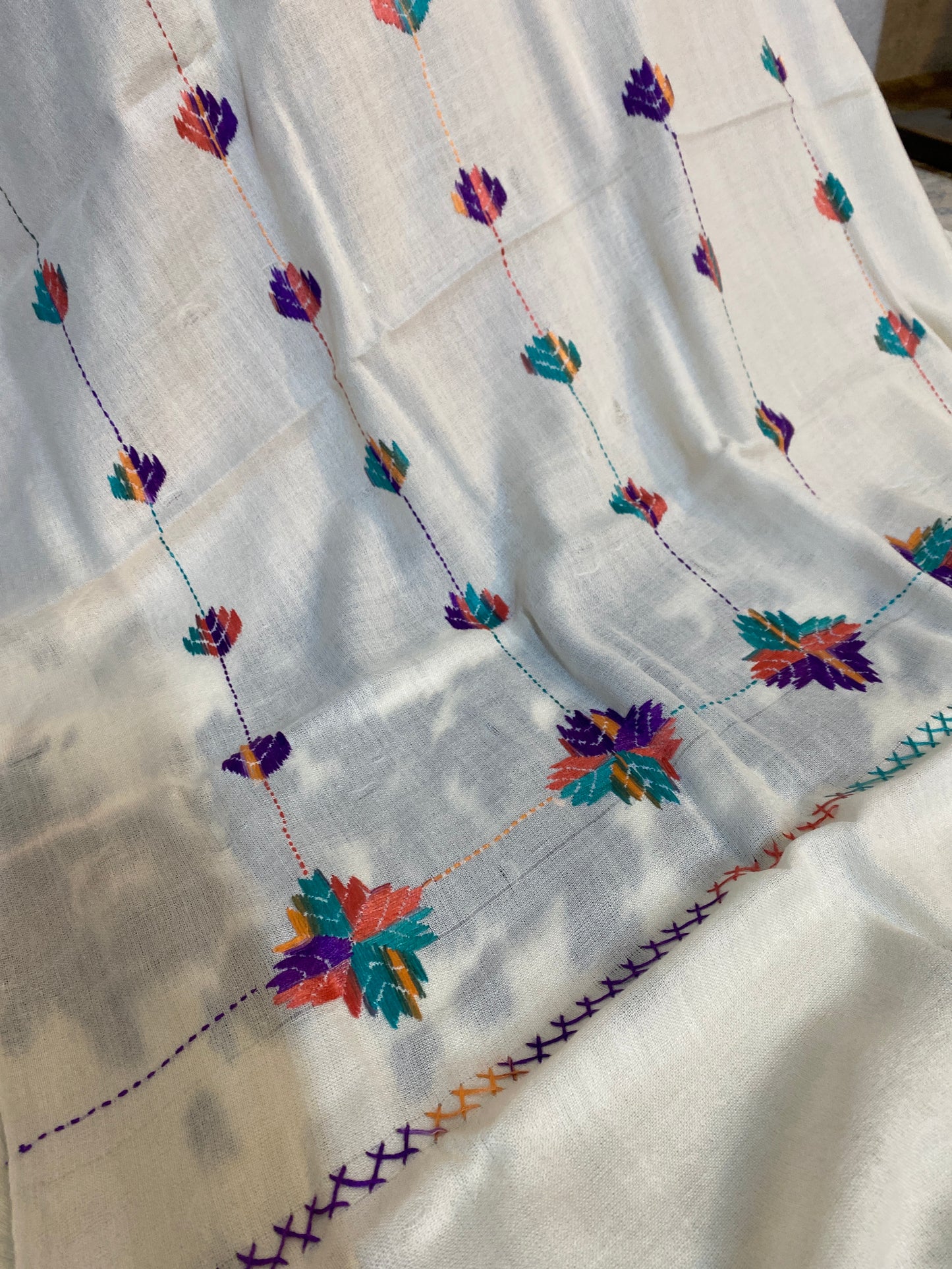 Swati Embroidery Wool Half White E