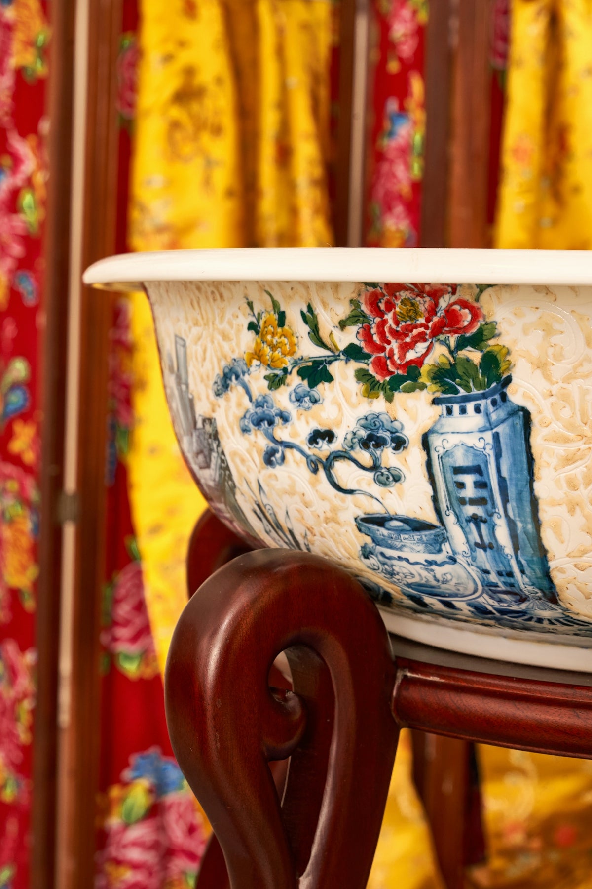 A large bowl sitting on top of a wooden stand