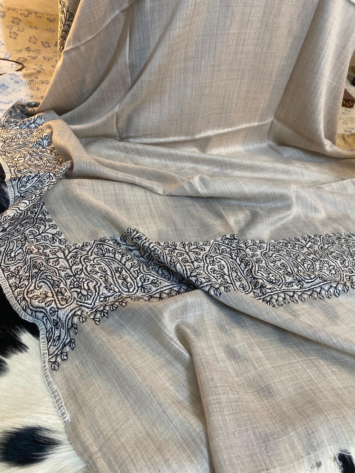 Kashmiri Pashmina Jamawar Light Gray 4 Border